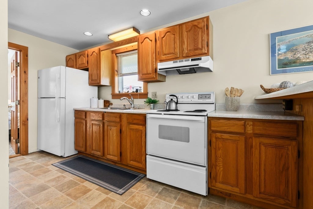 Newburyport, Massachusetts, 01950, United States, 2 Bedrooms Bedrooms, ,1 BathroomBathrooms,Residential,Active,1920272