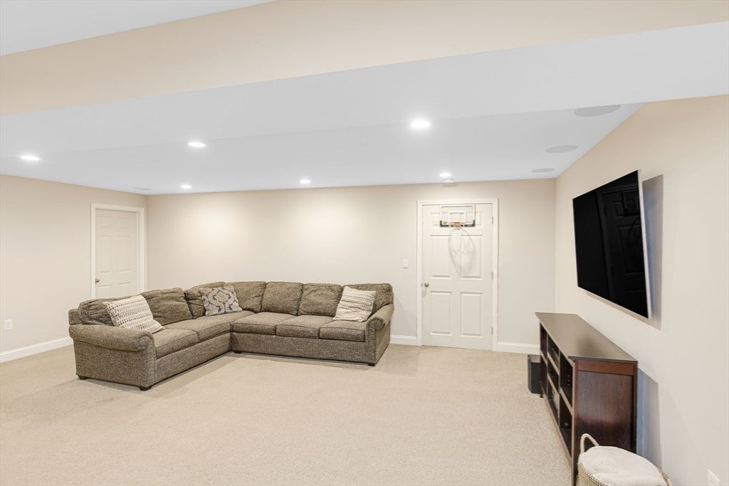 Ipswich, Massachusetts, 01938, United States, 4 Bedrooms Bedrooms, ,3 BathroomsBathrooms,Residential,Active,1922346