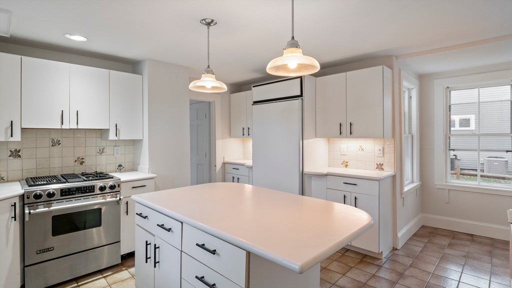 Newburyport, Massachusetts, 01950, United States, 3 Bedrooms Bedrooms, ,3 BathroomsBathrooms,Residential,Active,1986921