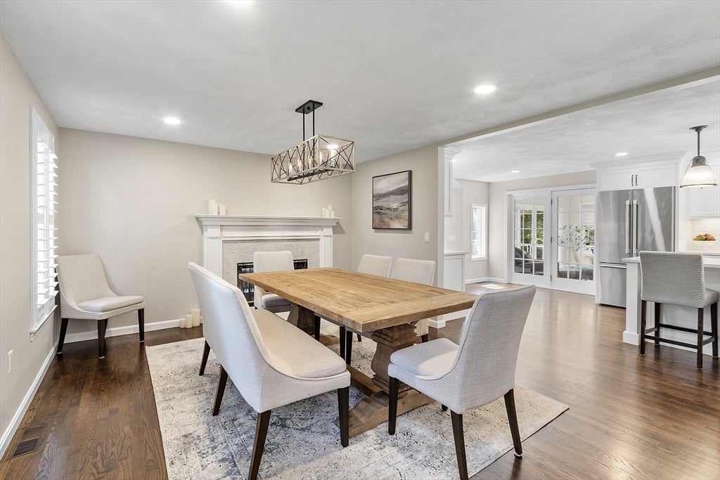 Middleton, Massachusetts, 01949, United States, 4 Bedrooms Bedrooms, ,4 BathroomsBathrooms,Residential,Active,1941131