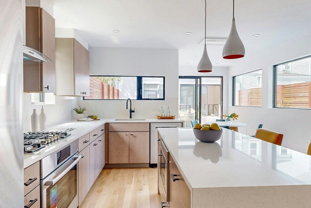 Cambridge, Massachusetts, 02141, United States, 4 Bedrooms Bedrooms, ,5 BathroomsBathrooms,Residential,Active,1945450