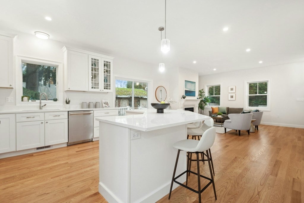 Cambridge, Massachusetts, 02138, United States, 4 Bedrooms Bedrooms, ,4 BathroomsBathrooms,Residential,Active,1905089