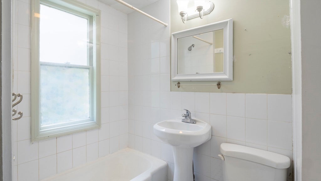 Newbury, Massachusetts, 01951, United States, 5 Bedrooms Bedrooms, ,3 BathroomsBathrooms,Residential,Active,1945051