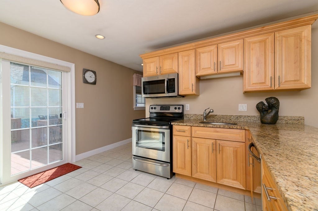 Raynham, Massachusetts, 02767, United States, 6 Bedrooms Bedrooms, ,4 BathroomsBathrooms,Residential,Active,1934792