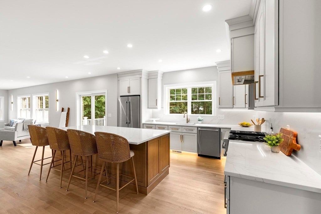 Burlington, Massachusetts, 01803, United States, 5 Bedrooms Bedrooms, ,5 BathroomsBathrooms,Residential,Active,1909077