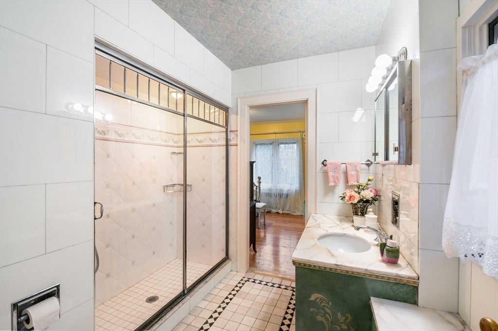 Swampscott, Massachusetts, 01907, United States, 6 Bedrooms Bedrooms, ,4 BathroomsBathrooms,Residential,Active,2007274