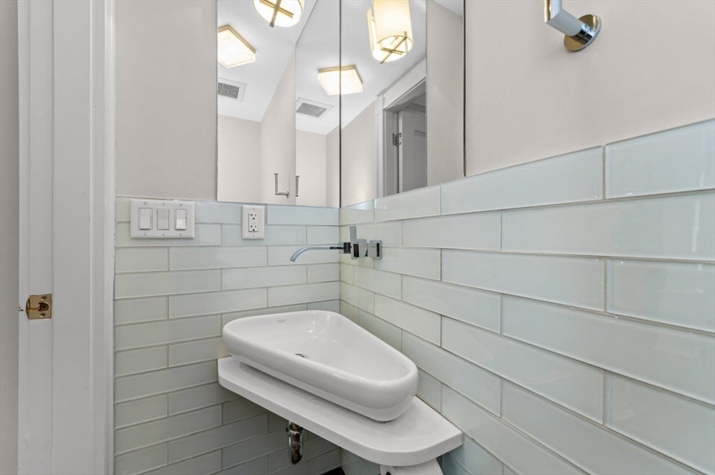 Boston, Massachusetts, 02118, United States, 3 Bedrooms Bedrooms, ,3 BathroomsBathrooms,Residential,Active,2010917