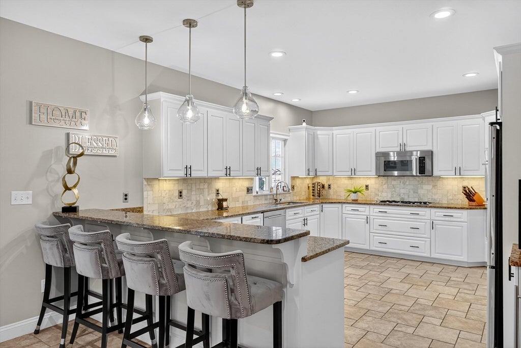 Danvers, Massachusetts, 01923, United States, 4 Bedrooms Bedrooms, ,4 BathroomsBathrooms,Residential,Active,1992274