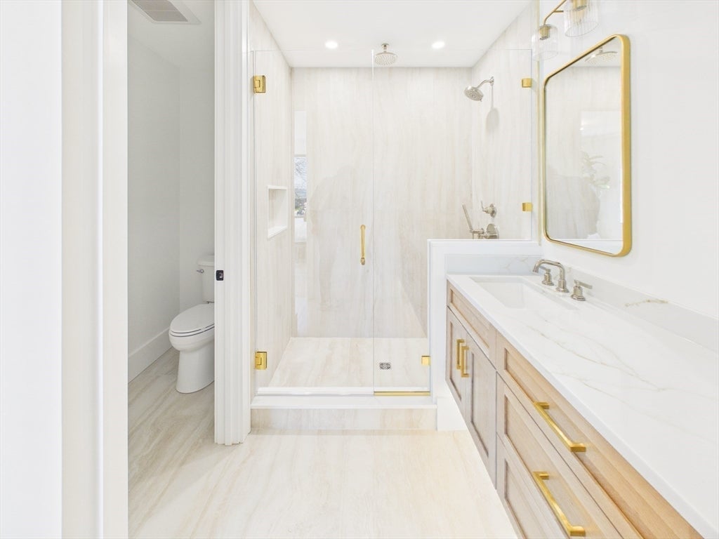 Boston, Massachusetts, 02127, United States, 4 Bedrooms Bedrooms, ,4 BathroomsBathrooms,Residential,Active,2043287