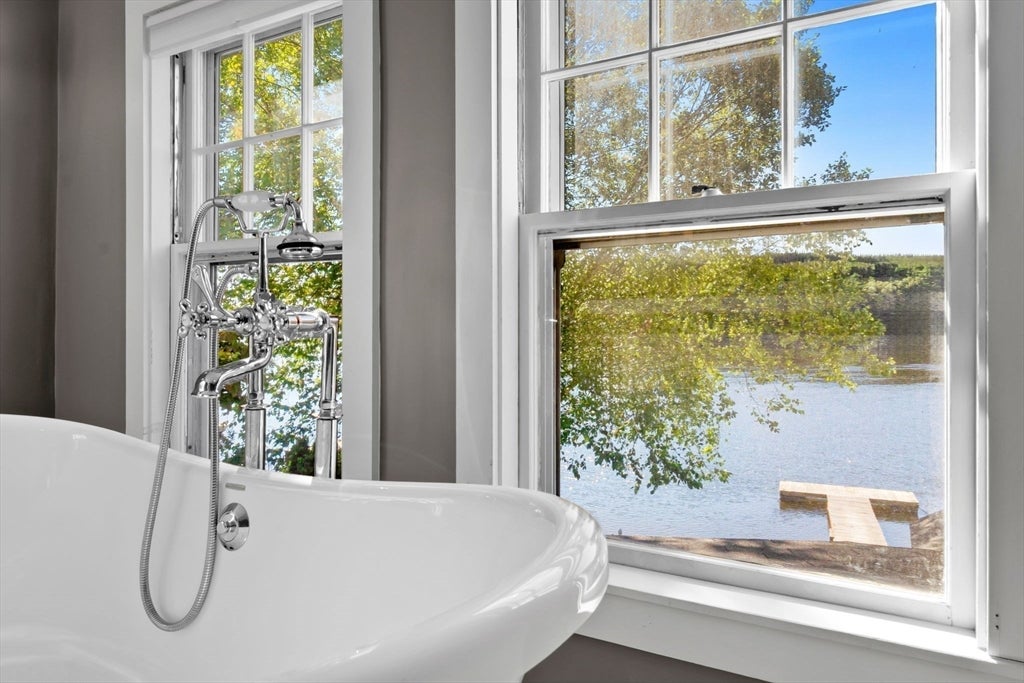 Amesbury, Massachusetts, 01913, United States, 3 Bedrooms Bedrooms, ,3 BathroomsBathrooms,Residential,Active,1929678