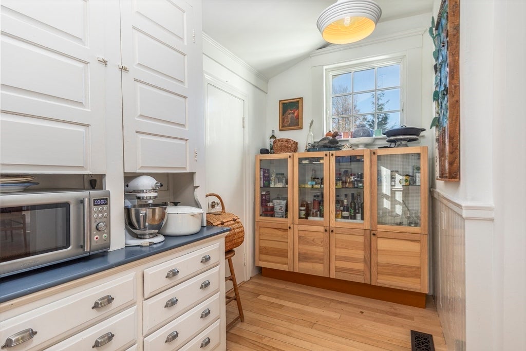 Marblehead, Massachusetts, 01945, United States, 5 Bedrooms Bedrooms, ,4 BathroomsBathrooms,Residential,Active,1993678