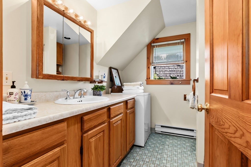 Newburyport, Massachusetts, 01950, United States, 2 Bedrooms Bedrooms, ,1 BathroomBathrooms,Residential,Active,1920272