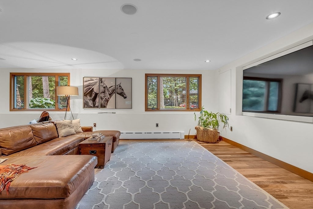Lynnfield, Massachusetts, 01940, United States, 4 Bedrooms Bedrooms, ,3 BathroomsBathrooms,Residential,Active,1885013
