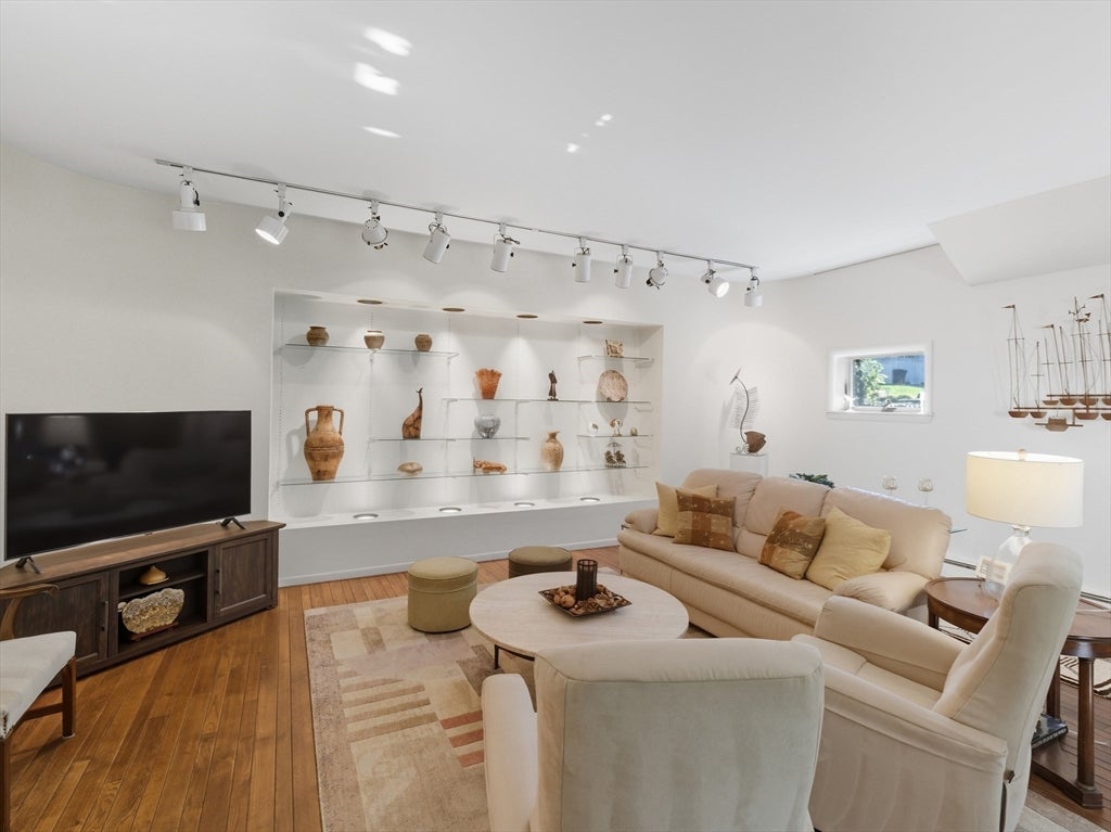 Newburyport, Massachusetts, 01950, United States, 3 Bedrooms Bedrooms, ,3 BathroomsBathrooms,Residential,Active,2045626