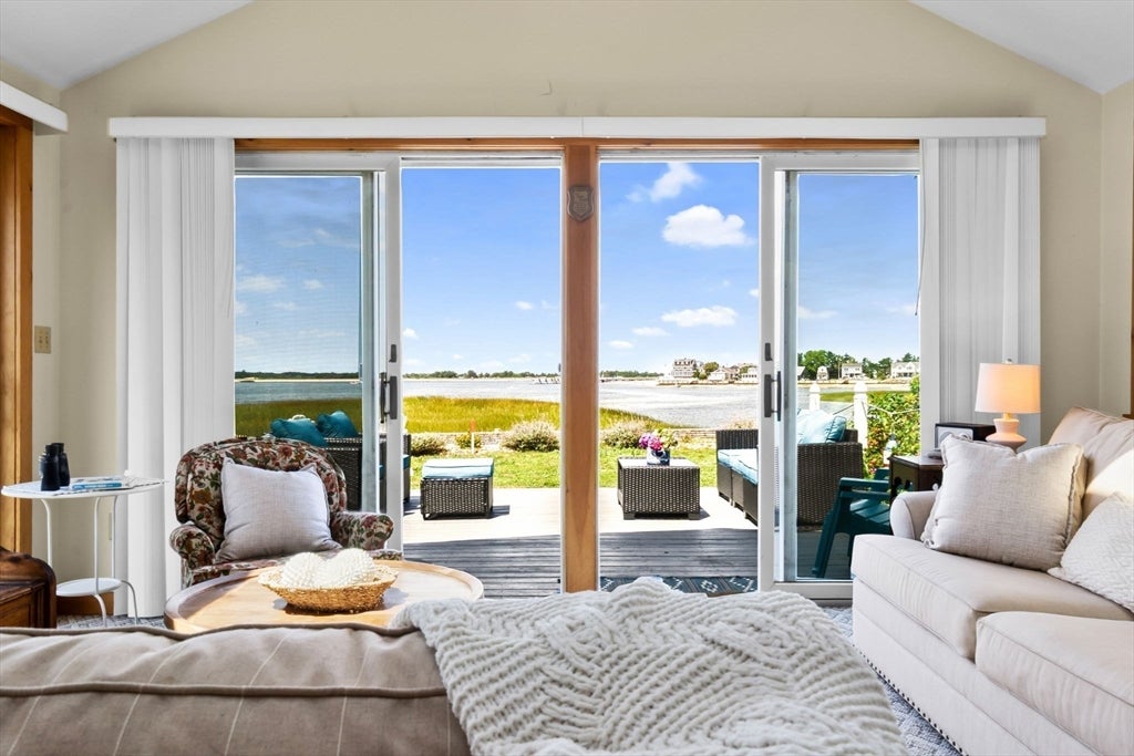 Newburyport, Massachusetts, 01950, United States, 2 Bedrooms Bedrooms, ,1 BathroomBathrooms,Residential,Active,1920272