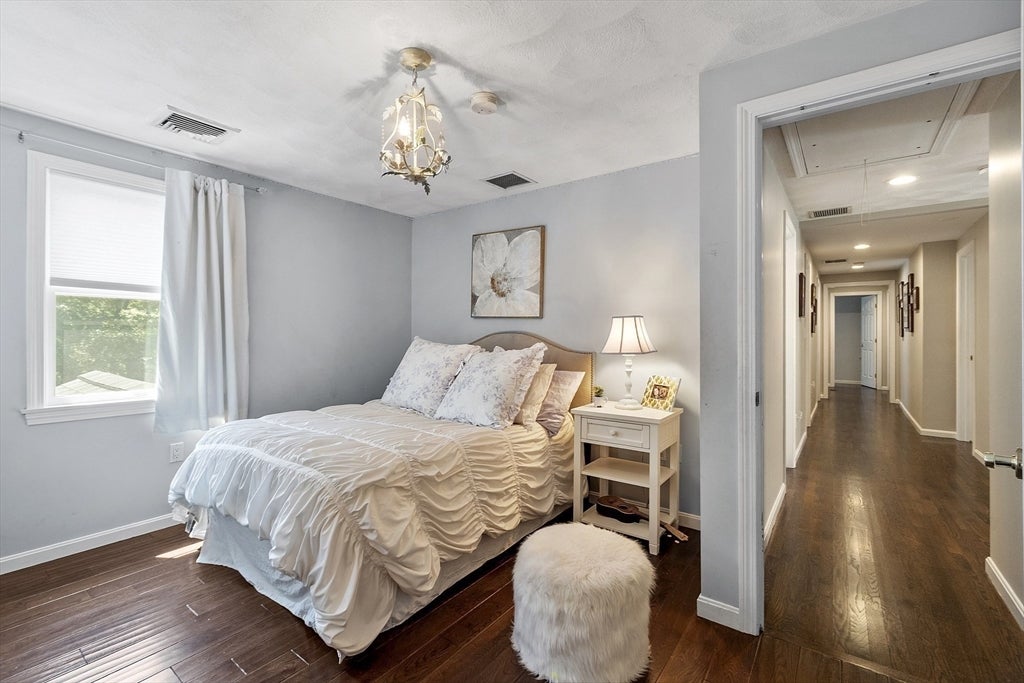 Middleton, Massachusetts, 01949, United States, 4 Bedrooms Bedrooms, ,4 BathroomsBathrooms,Residential,Active,1941131
