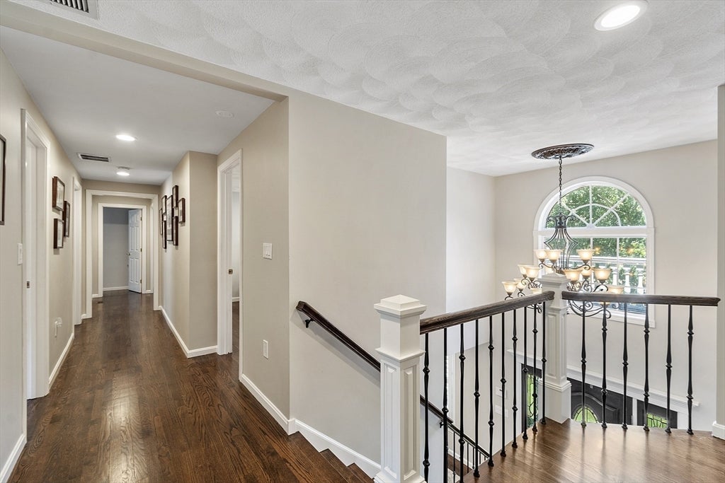 Middleton, Massachusetts, 01949, United States, 4 Bedrooms Bedrooms, ,4 BathroomsBathrooms,Residential,Active,1941131