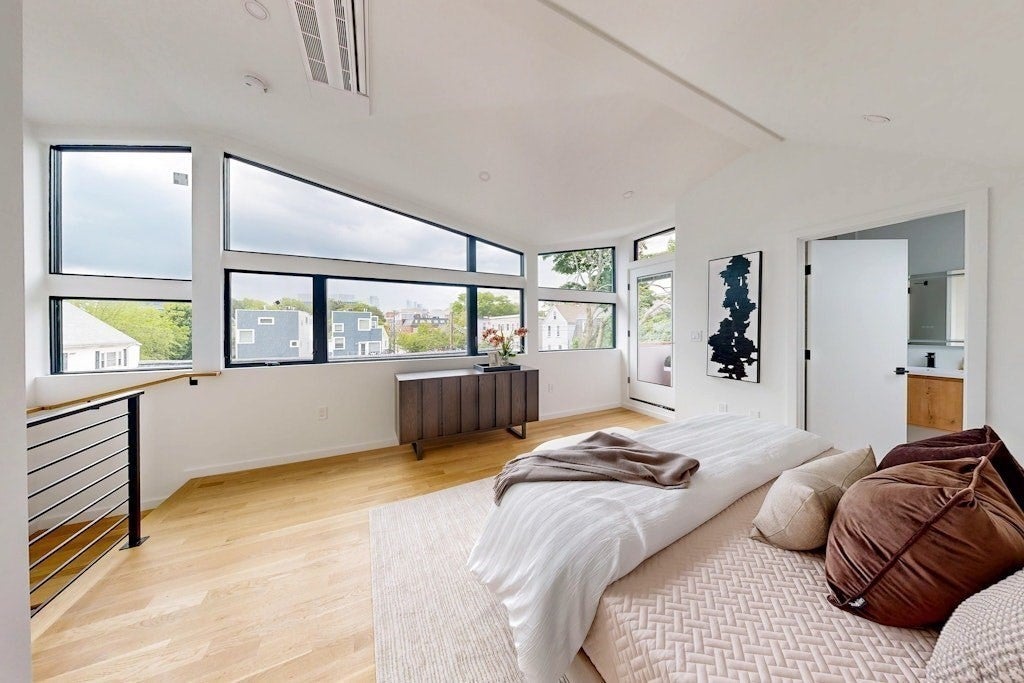 Cambridge, Massachusetts, 02141, United States, 3 Bedrooms Bedrooms, ,3 BathroomsBathrooms,Residential,Active,1945532