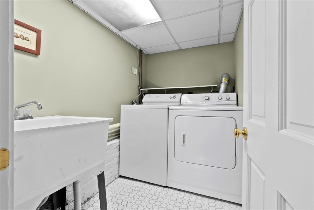 Amesbury, Massachusetts, 01913, United States, 3 Bedrooms Bedrooms, ,3 BathroomsBathrooms,Residential,Active,1929678