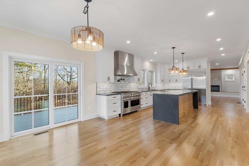 Wakefield, Massachusetts, 01880, United States, 4 Bedrooms Bedrooms, ,4 BathroomsBathrooms,Residential,Active,2010201