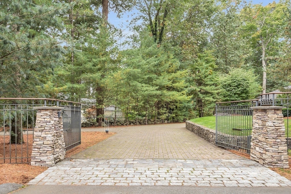 Lynnfield, Massachusetts, 01940, United States, 4 Bedrooms Bedrooms, ,3 BathroomsBathrooms,Residential,Active,1885013