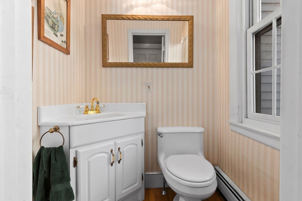 Amesbury, Massachusetts, 01913, United States, 3 Bedrooms Bedrooms, ,3 BathroomsBathrooms,Residential,Active,1929678