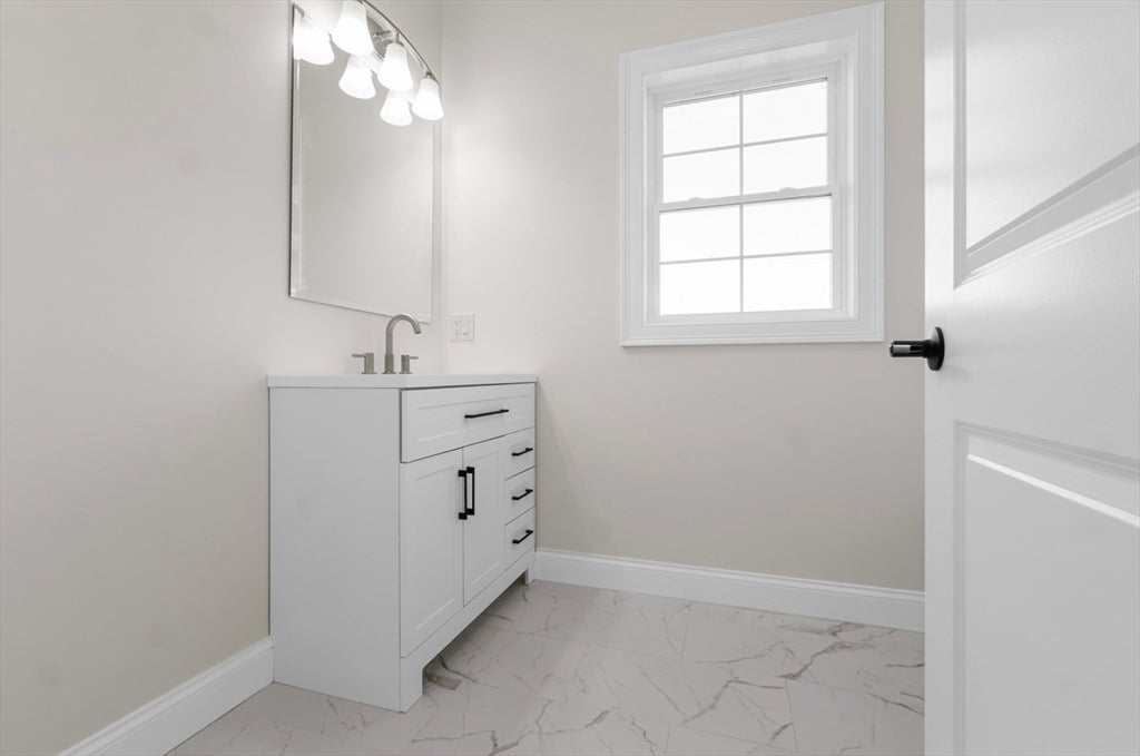 Dartmouth, Massachusetts, 02748, United States, 5 Bedrooms Bedrooms, ,4 BathroomsBathrooms,Residential,Active,1997881