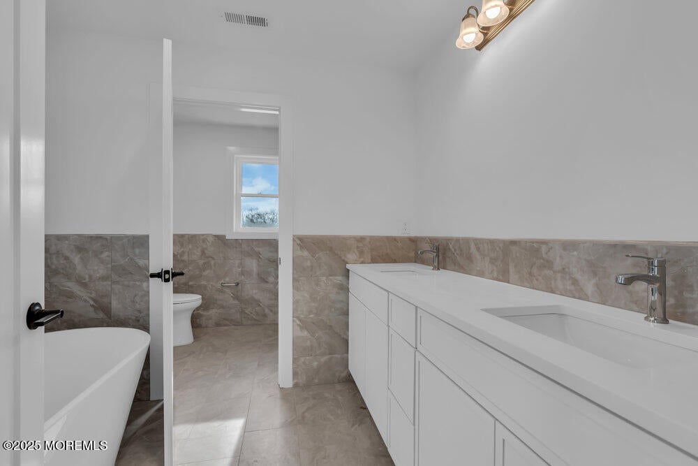 Toms River, New Jersey, 08755, United States, 5 Bedrooms Bedrooms, ,5 BathroomsBathrooms,Residential,Active,1997624