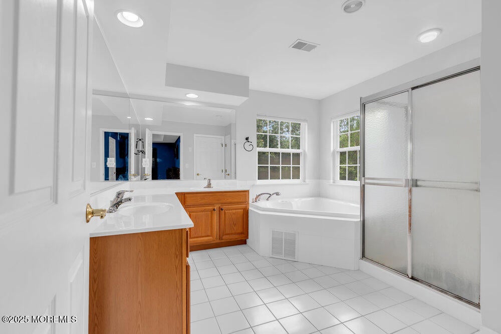 Manalapan, New Jersey, 07726, United States, 4 Bedrooms Bedrooms, ,4 BathroomsBathrooms,Residential,Active,1871928