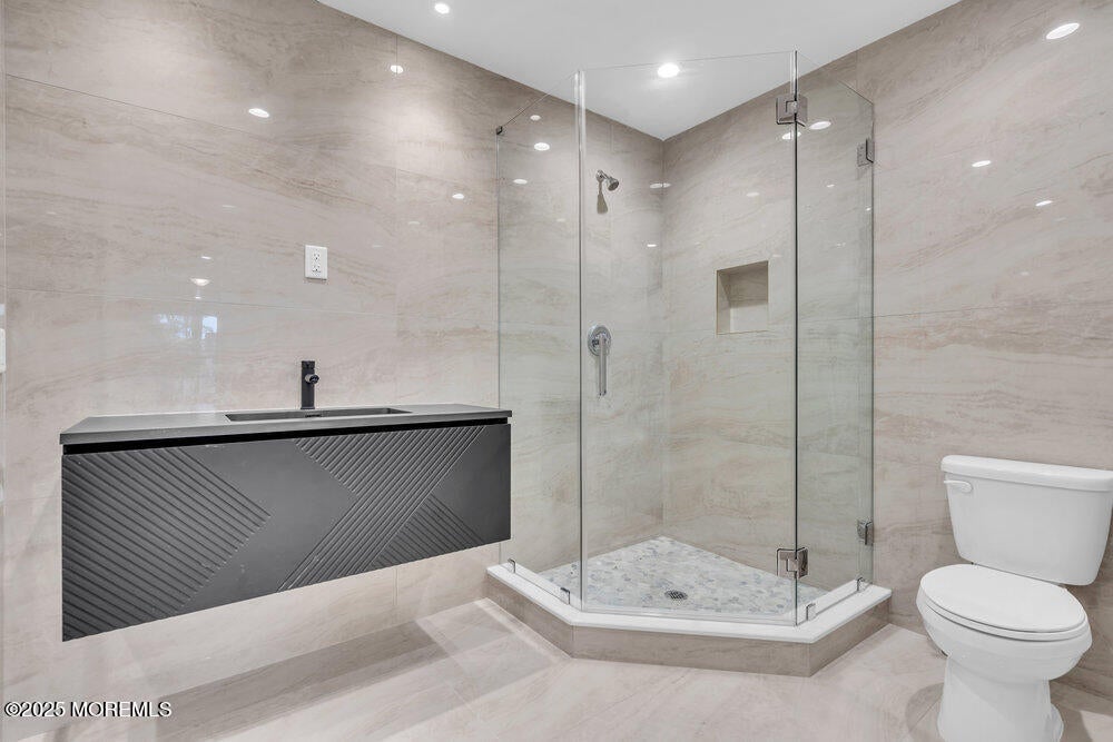 Lakewood, New Jersey, 08701, United States, 5 Bedrooms Bedrooms, ,4 BathroomsBathrooms,Residential,Active,1973269