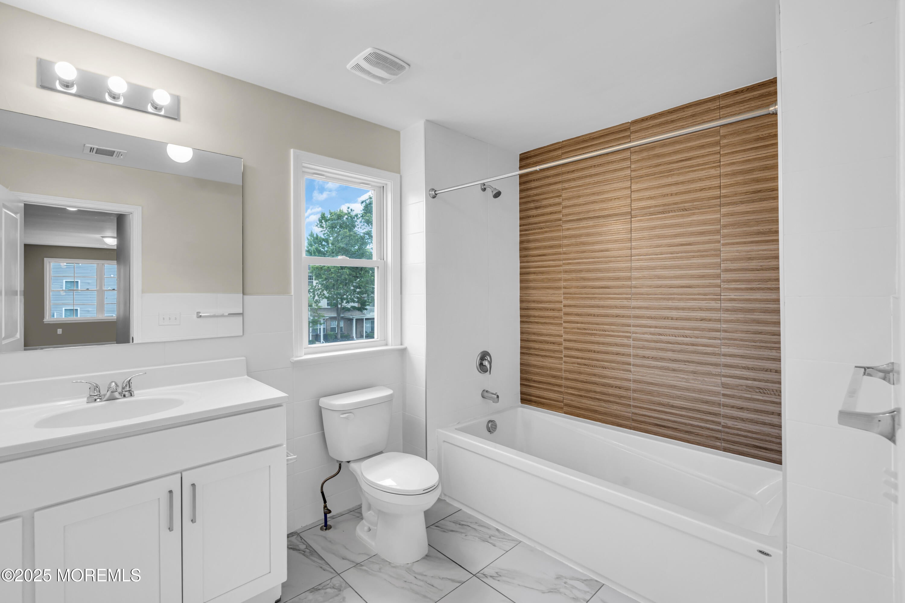 Lakewood, New Jersey, 08701, United States, 5 Bedrooms Bedrooms, ,4 BathroomsBathrooms,Residential,Active,1941365
