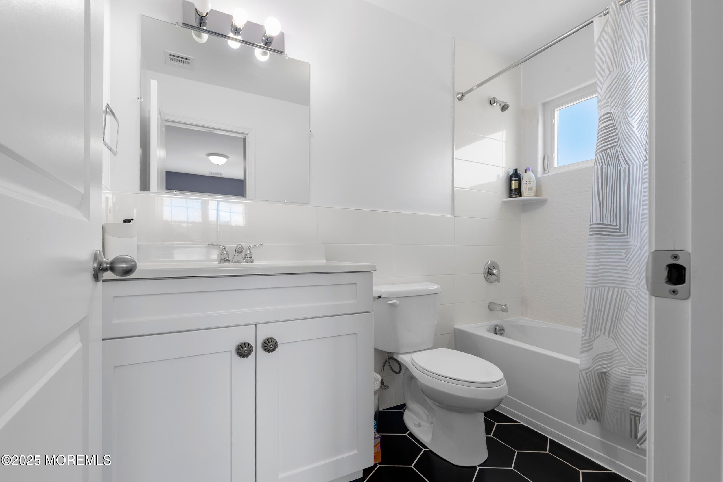 Lakewood, New Jersey, 08701, United States, 10 Bedrooms Bedrooms, ,6 BathroomsBathrooms,Residential,Pending,1973270