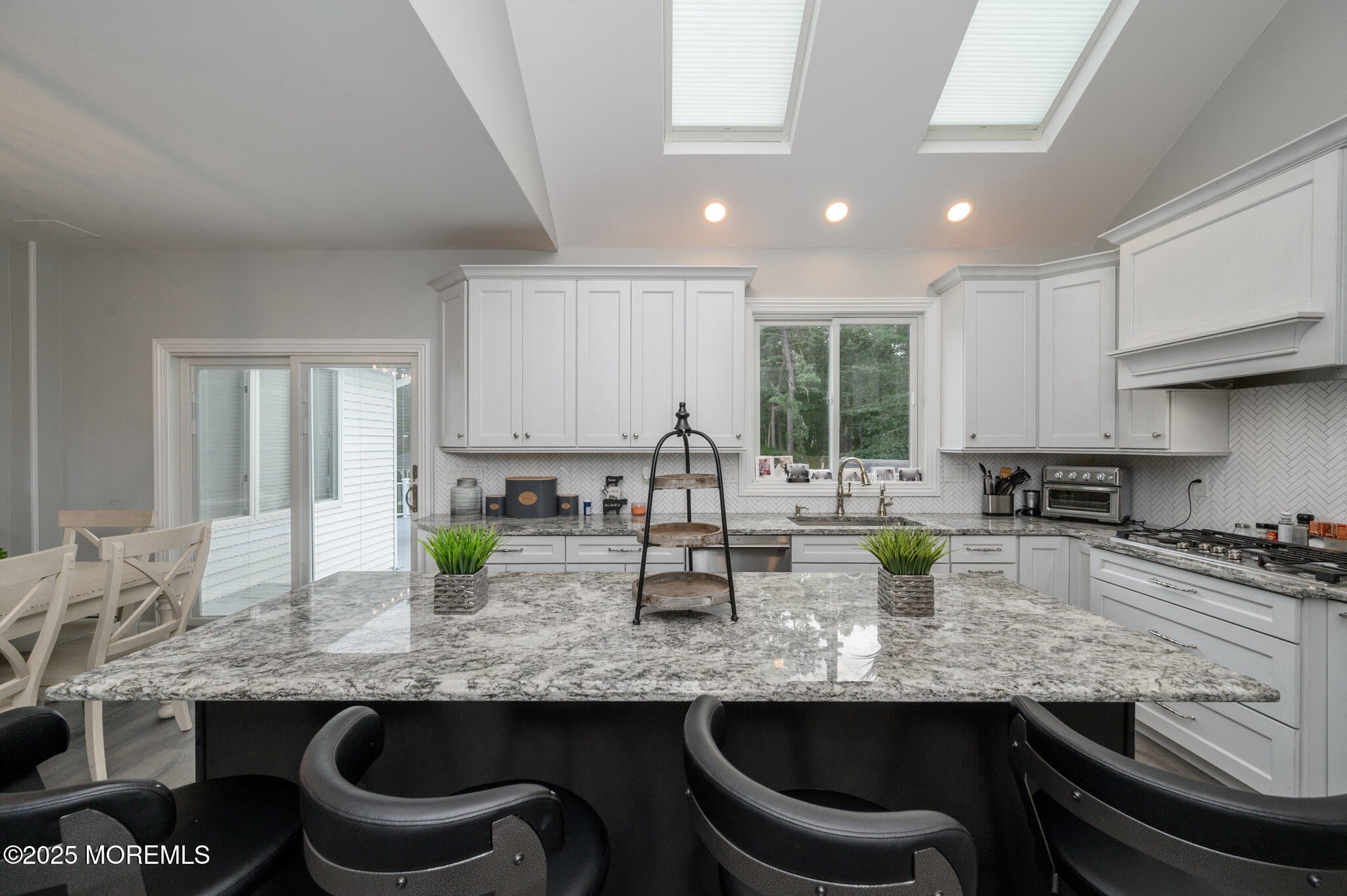 Manalapan, New Jersey, 07726, United States, 6 Bedrooms Bedrooms, ,4 BathroomsBathrooms,Residential,Active,1929411