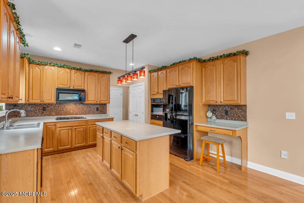 Manalapan, New Jersey, 07726, United States, 4 Bedrooms Bedrooms, ,4 BathroomsBathrooms,Residential,Active,1871928