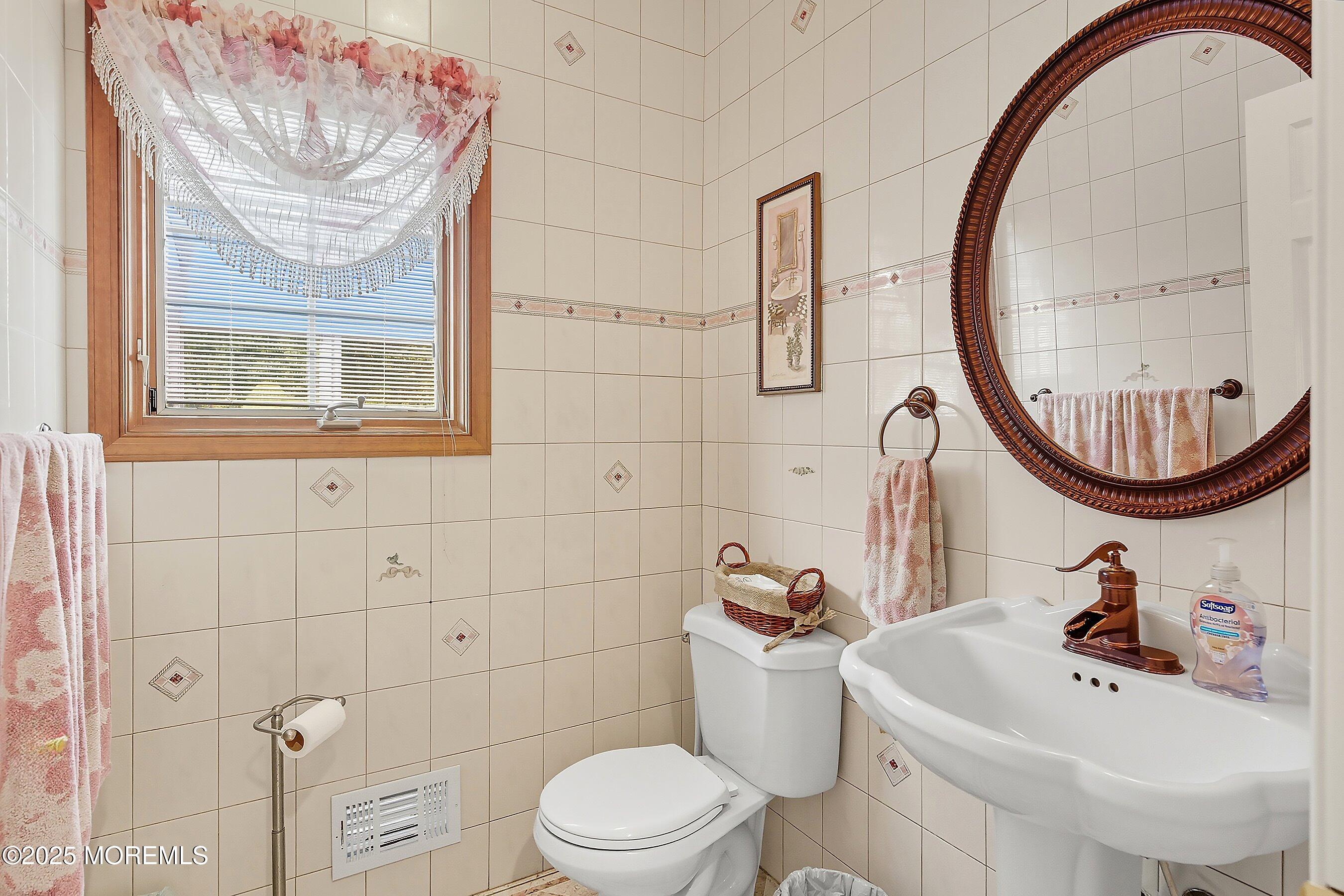 Manalapan, New Jersey, 07726, United States, 5 Bedrooms Bedrooms, ,3 BathroomsBathrooms,Residential,Active,1952450