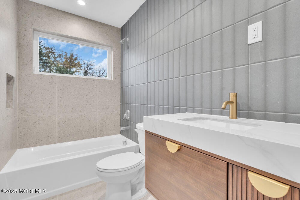 Lakewood, New Jersey, 08701, United States, 5 Bedrooms Bedrooms, ,4 BathroomsBathrooms,Residential,Active,1973269