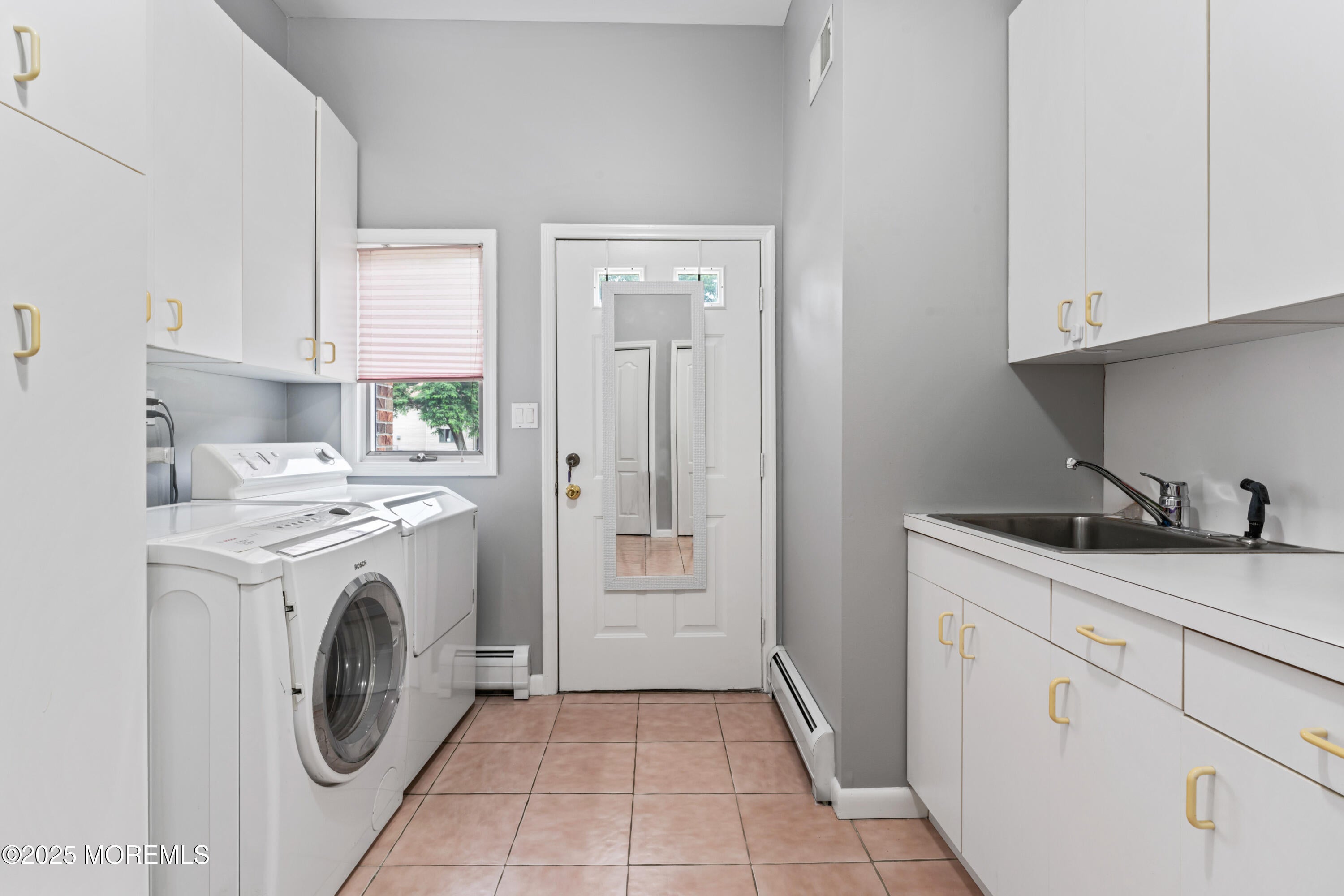 Manalapan, New Jersey, 07726, United States, 4 Bedrooms Bedrooms, ,4 BathroomsBathrooms,Residential,Pending,1909603