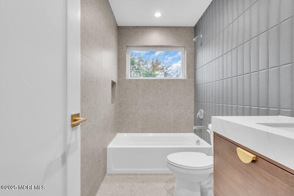 Lakewood, New Jersey, 08701, United States, 5 Bedrooms Bedrooms, ,4 BathroomsBathrooms,Residential,Active,1973269