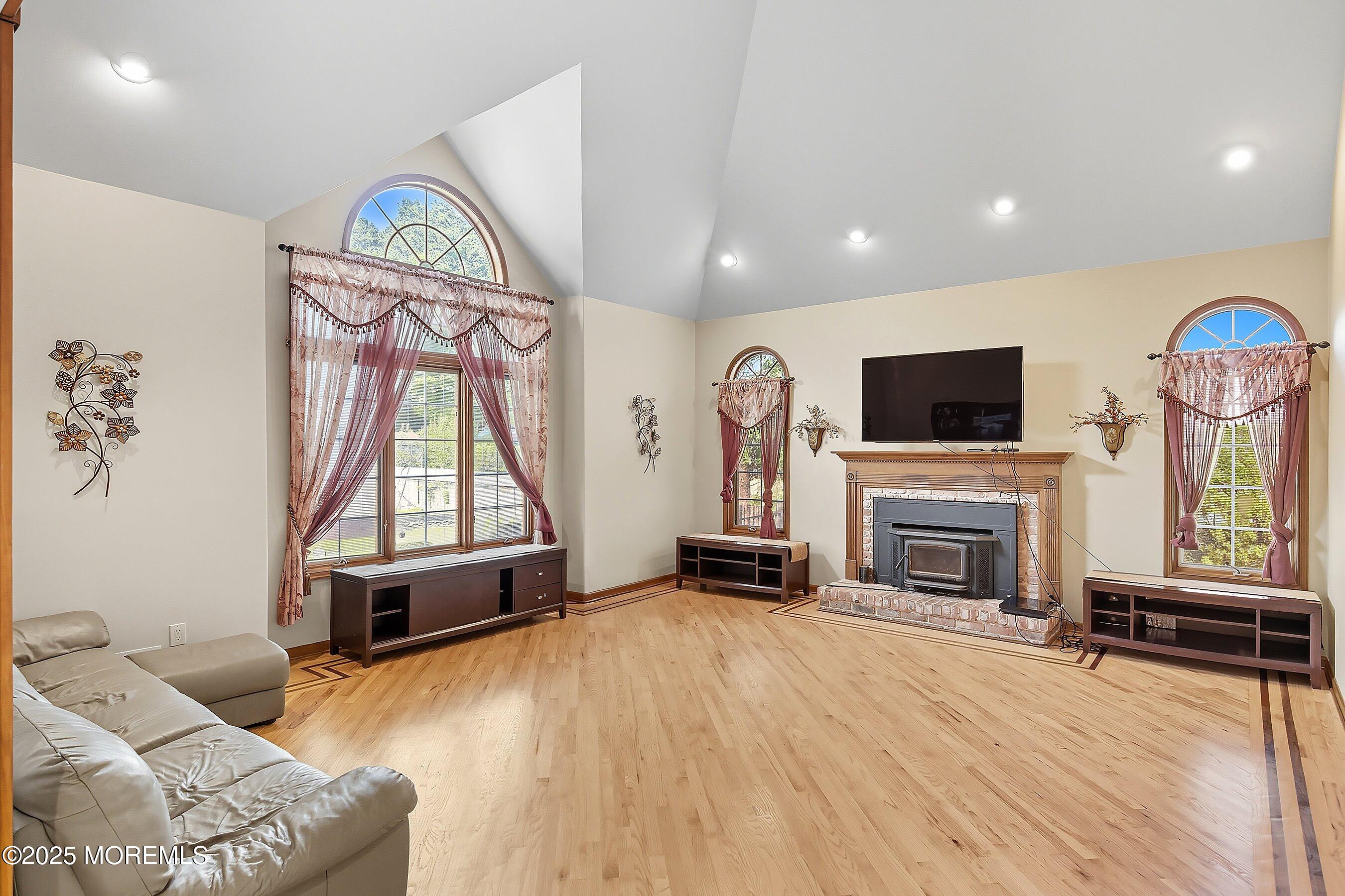 Manalapan, New Jersey, 07726, United States, 5 Bedrooms Bedrooms, ,3 BathroomsBathrooms,Residential,Active,1952450