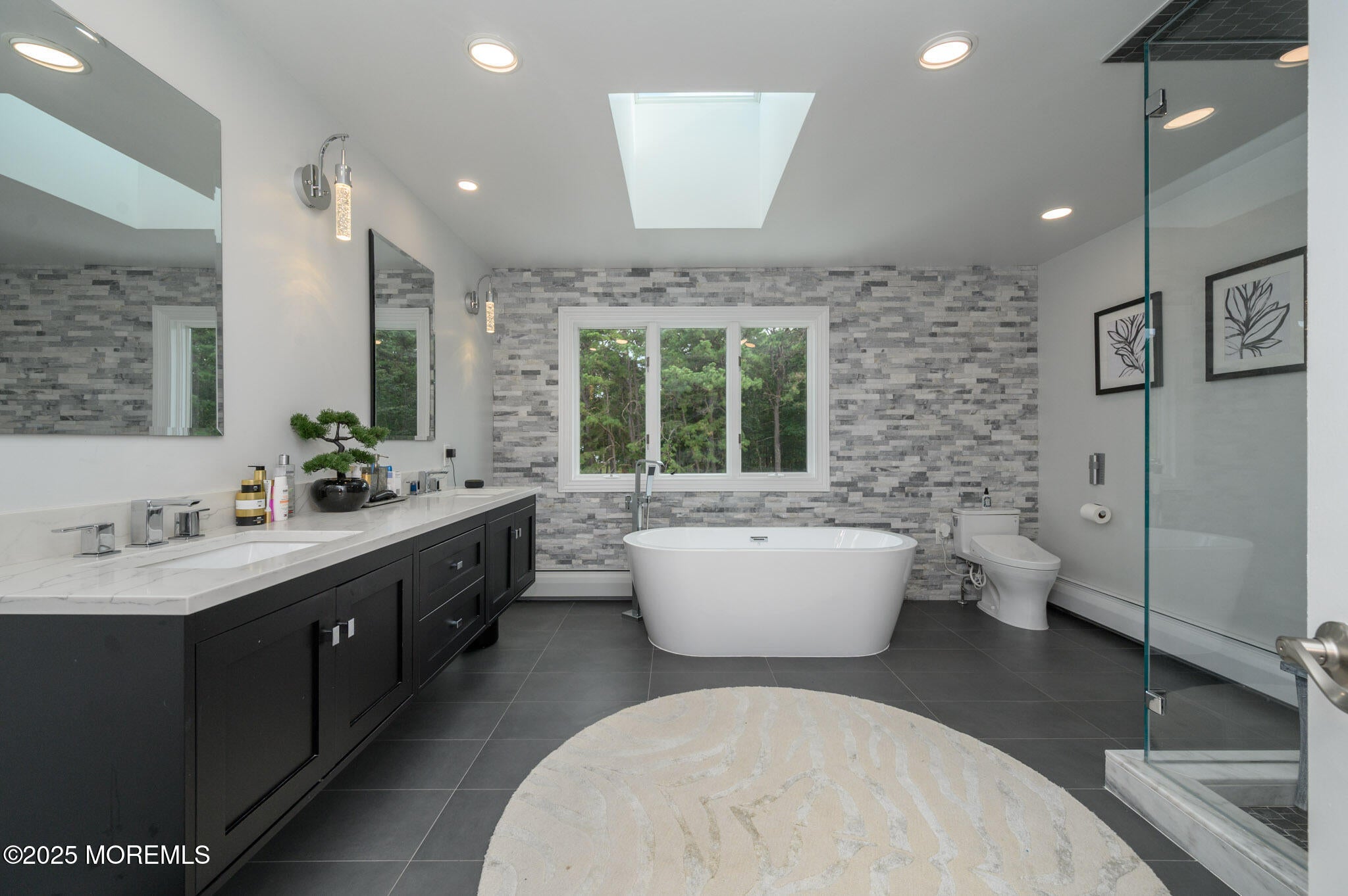 Manalapan, New Jersey, 07726, United States, 6 Bedrooms Bedrooms, ,4 BathroomsBathrooms,Residential,Active,1929411
