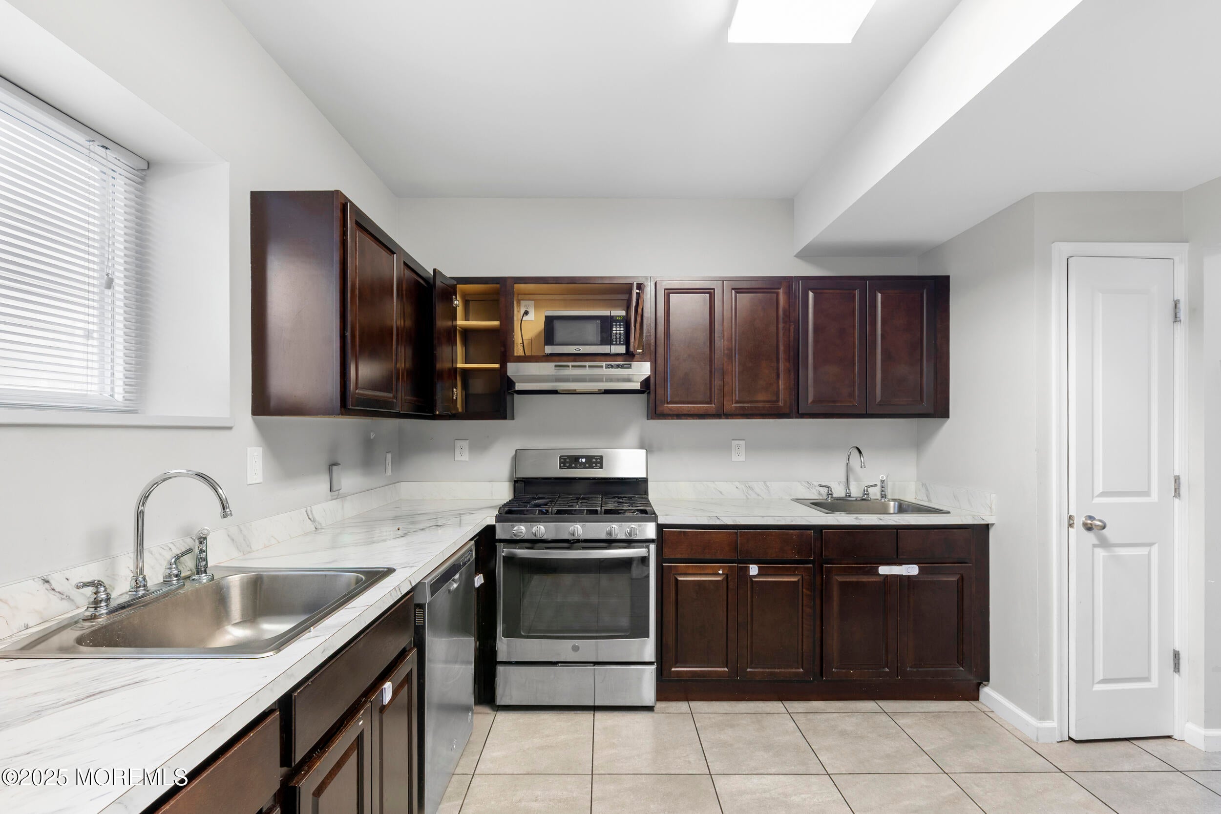 Lakewood, New Jersey, 08701, United States, 10 Bedrooms Bedrooms, ,6 BathroomsBathrooms,Residential,Pending,1973270