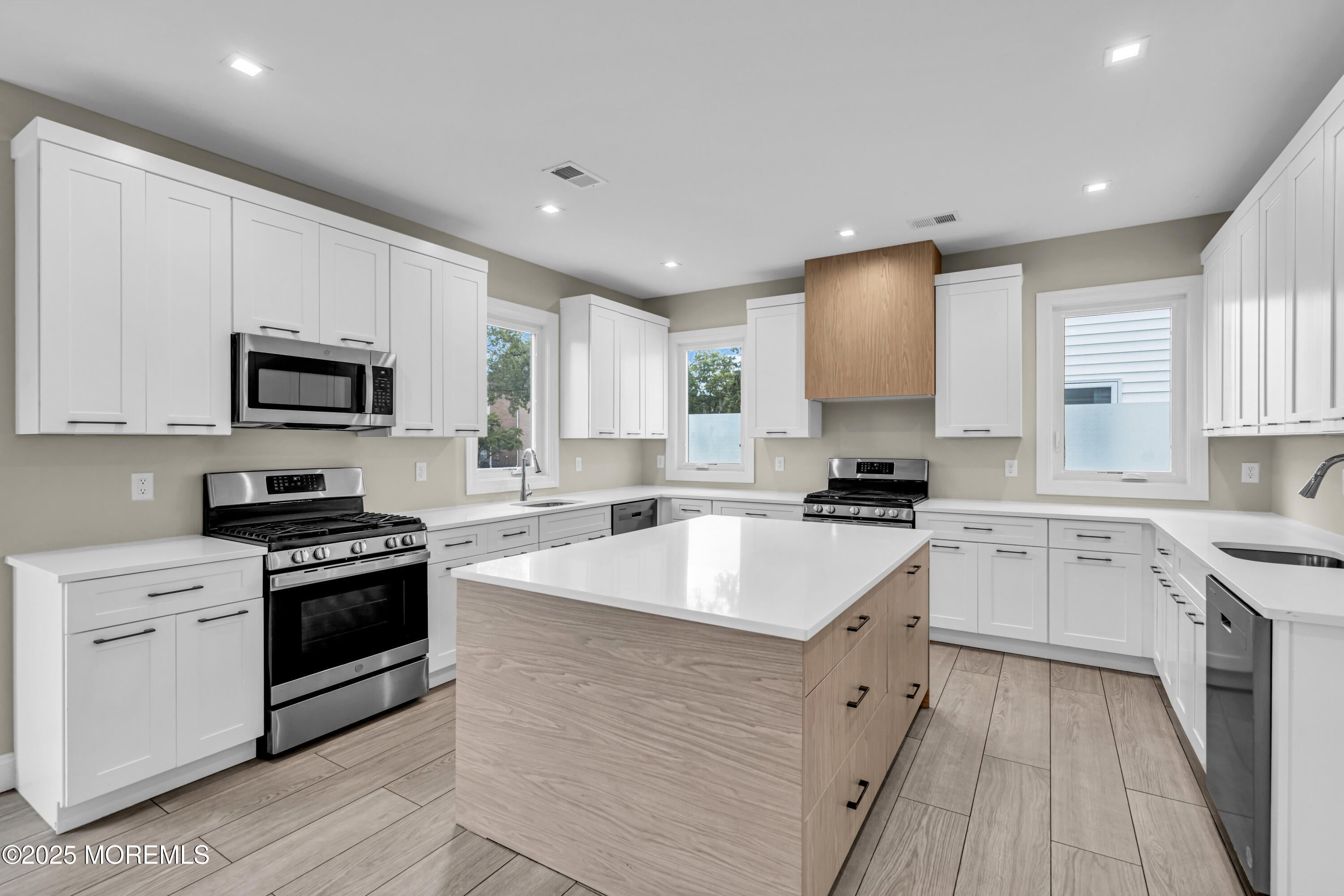 Lakewood, New Jersey, 08701, United States, 5 Bedrooms Bedrooms, ,4 BathroomsBathrooms,Residential,Active,1941365