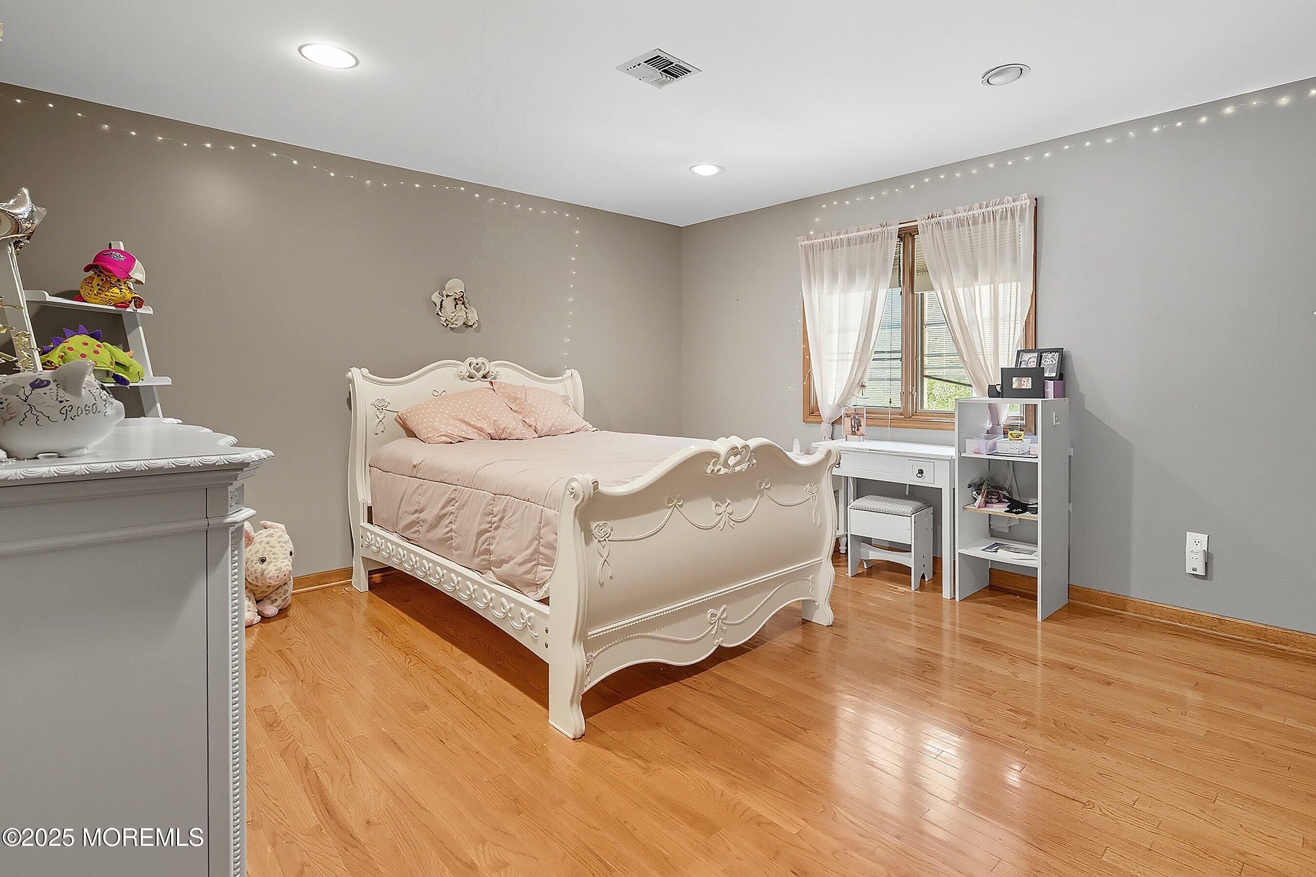 Manalapan, New Jersey, 07726, United States, 5 Bedrooms Bedrooms, ,3 BathroomsBathrooms,Residential,Active,1952450