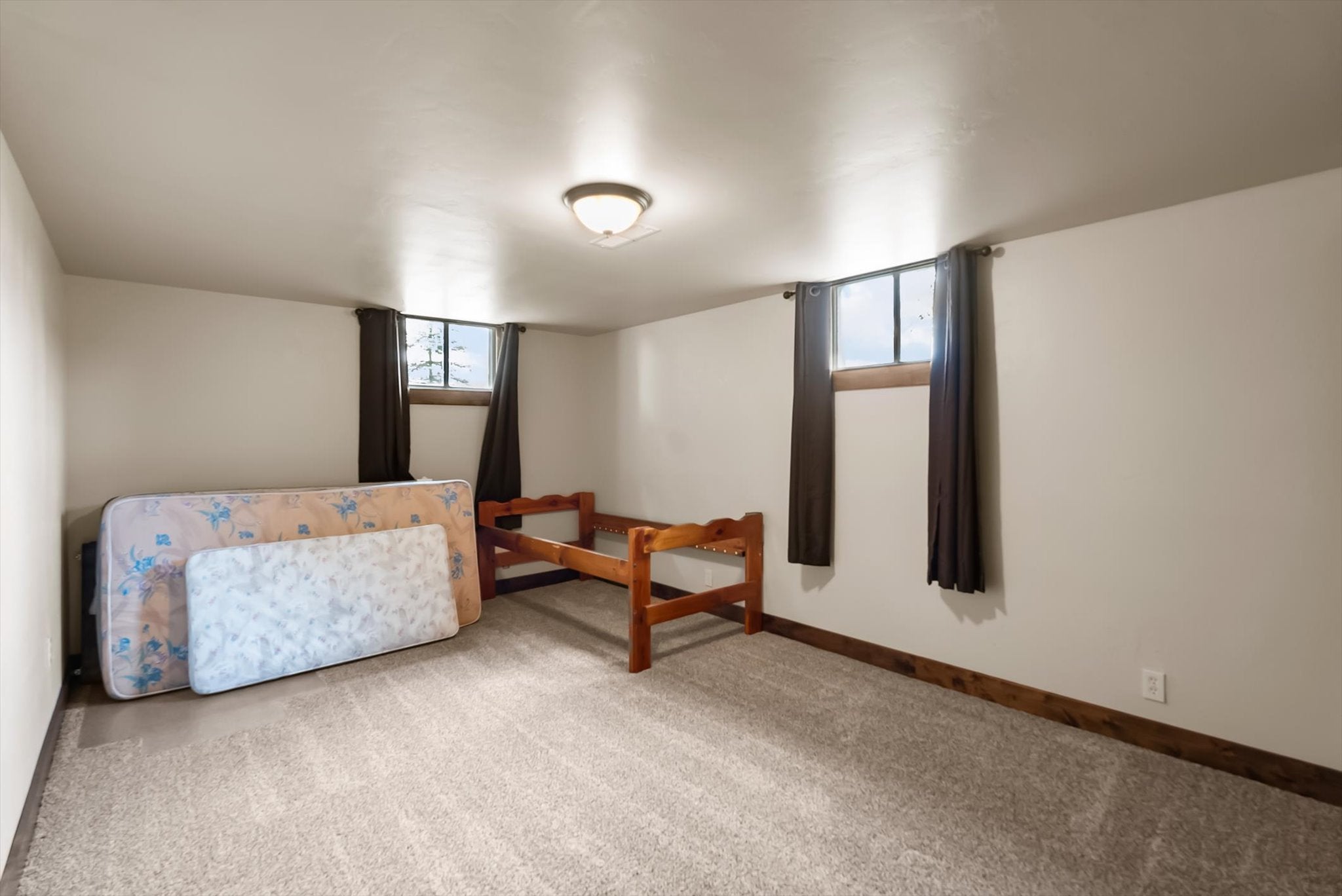 Columbia Falls, Montana, 59912, United States, 5 Bedrooms Bedrooms, ,3 BathroomsBathrooms,Residential,Active,1986898