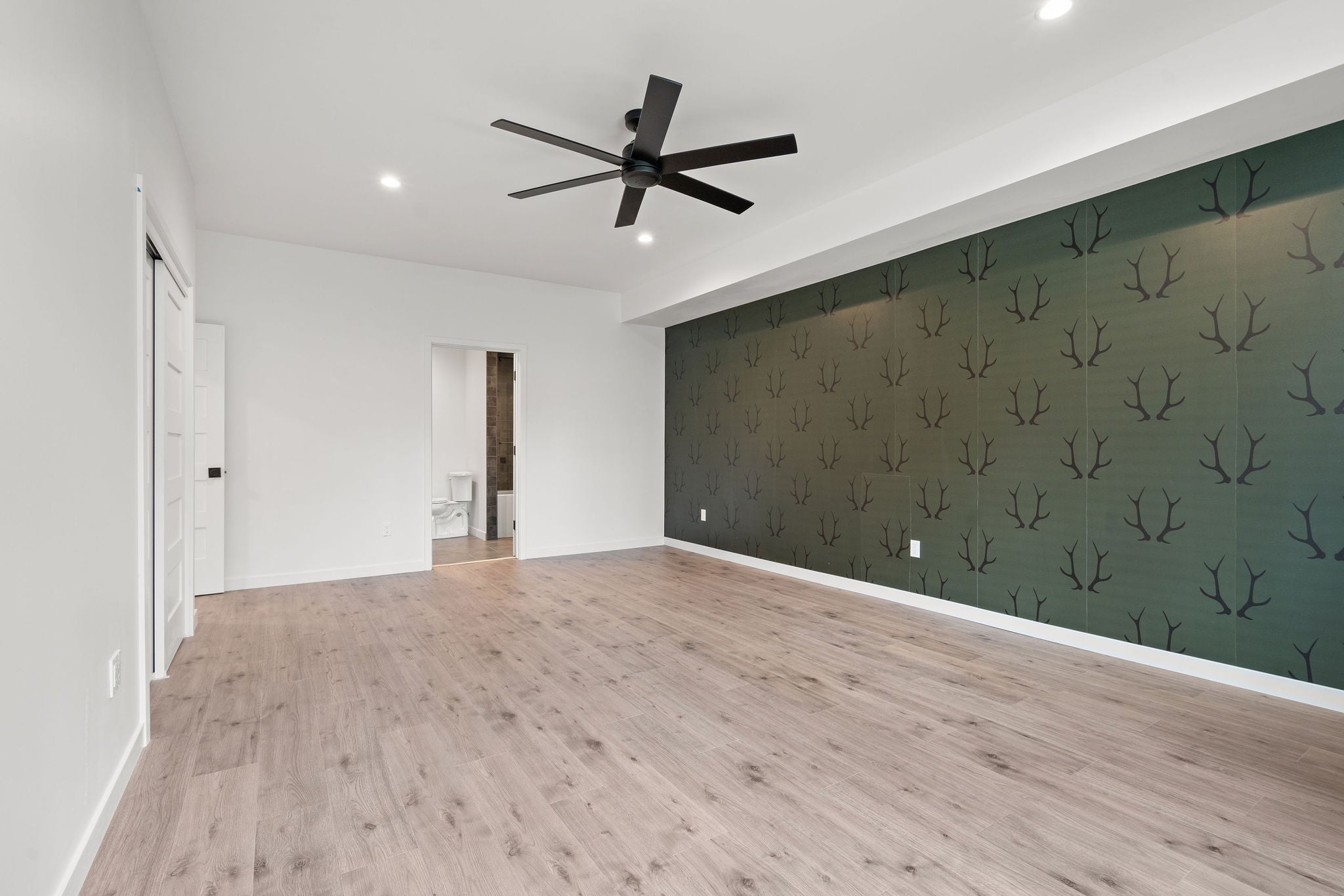 Lakeside, Montana, 59922, United States, 4 Bedrooms Bedrooms, ,4 BathroomsBathrooms,Residential,Active,1914632