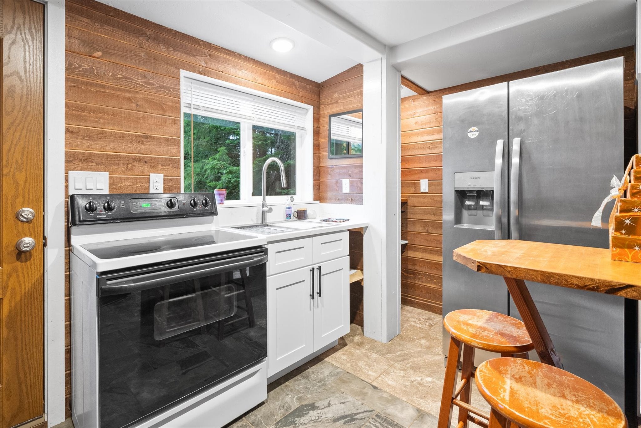 Kalispell, Montana, 59901, United States, 6 Bedrooms Bedrooms, ,5 BathroomsBathrooms,Residential,Active,1990648