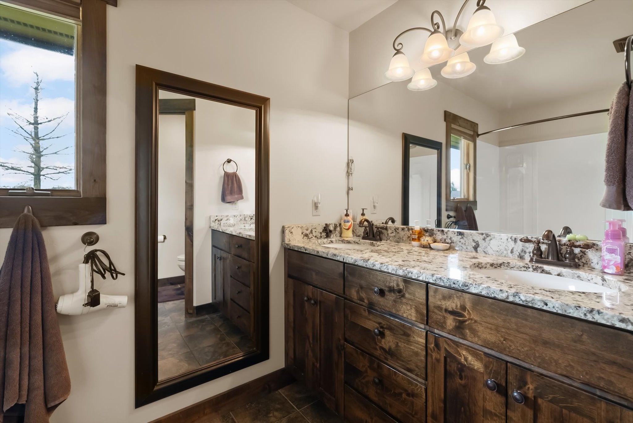 Columbia Falls, Montana, 59912, United States, 5 Bedrooms Bedrooms, ,3 BathroomsBathrooms,Residential,Active,1986898