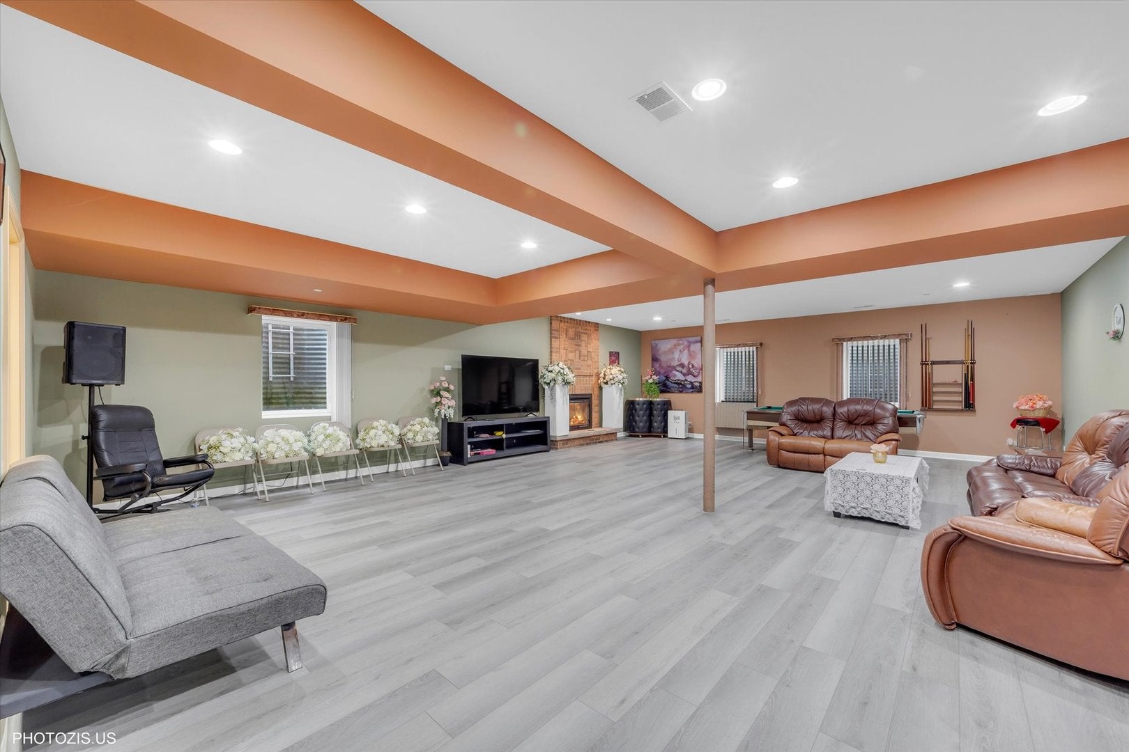 Des Plaines, Illinois, 60016, United States, 5 Bedrooms Bedrooms, ,7 BathroomsBathrooms,Residential,Active,1967112