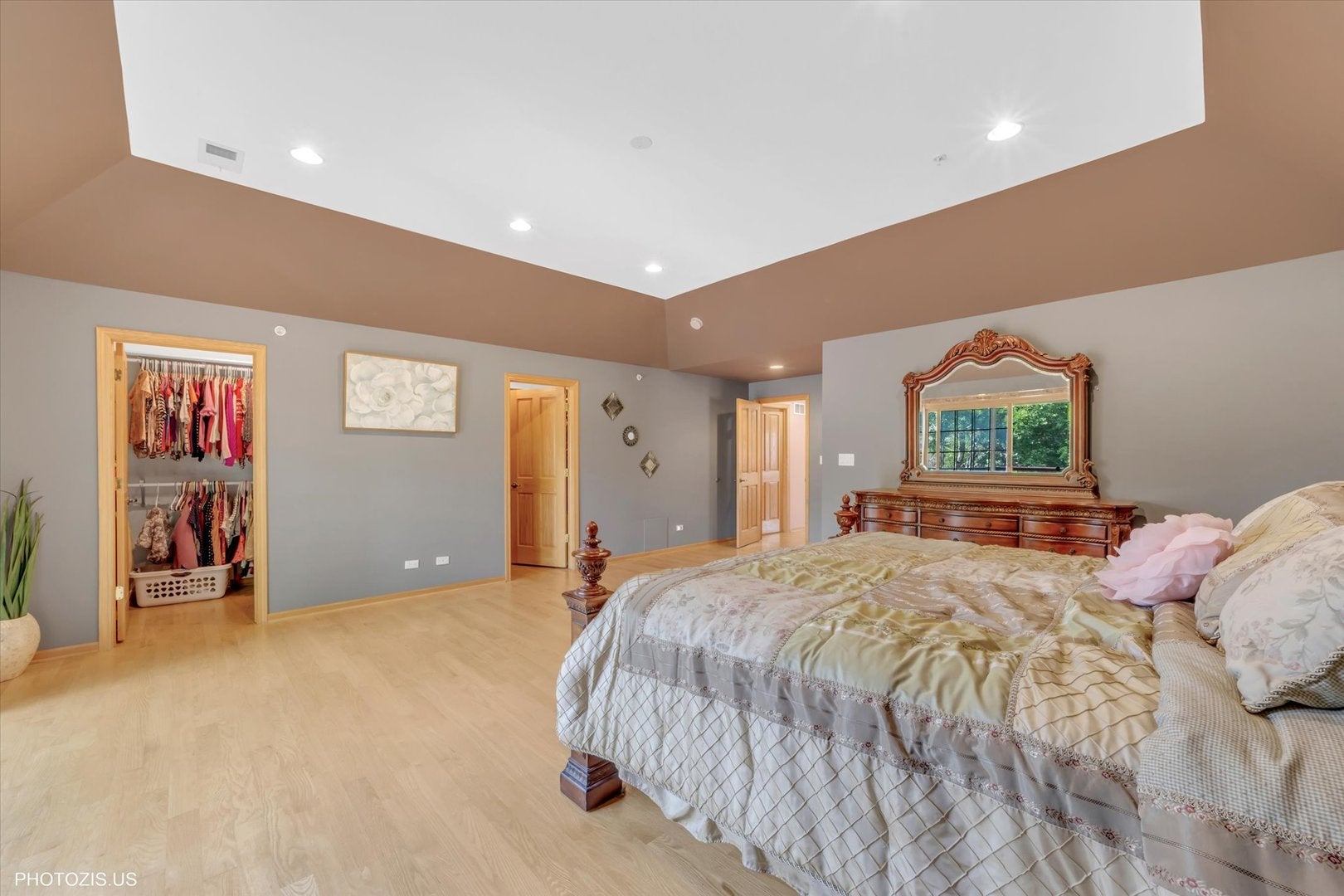 Des Plaines, Illinois, 60016, United States, 5 Bedrooms Bedrooms, ,7 BathroomsBathrooms,Residential,Active,1967112