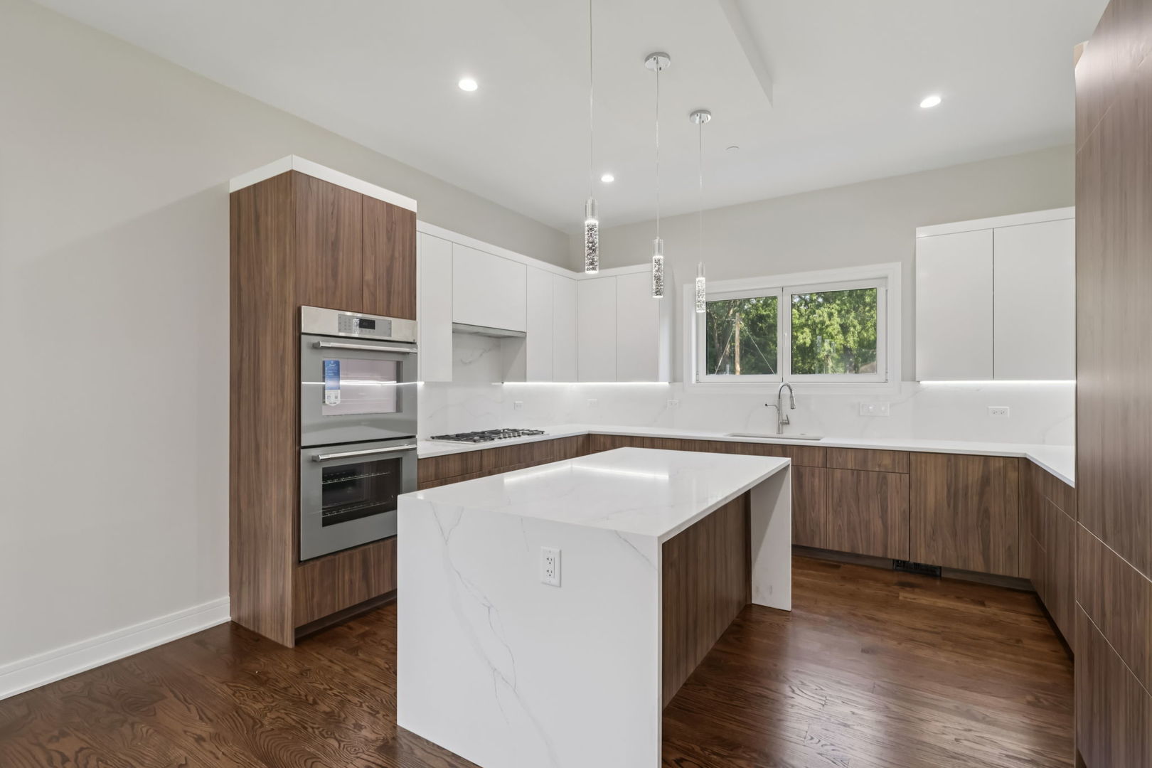 Northbrook, Illinois, 60062, United States, 6 Bedrooms Bedrooms, ,5 BathroomsBathrooms,Residential,Active,1995288